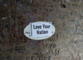 Bizar haatartikel in Britse media – over een sticker met “Hou van uw land”