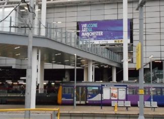 Beveiliger merkte de terrorist op voor de bomaanslag, maar greep niet in: wilde niet ‘racistisch’ zijn – Het verschil tussen held en lafaard