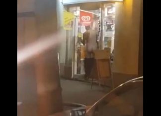 Geen grap: Afrikaanse pakketvervoerder bij postbedrijf DHL naakt aan het werk