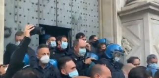 Corona demonstratie in Italië: politieagenten sluiten zich bij het volk aan en doen hun helmen af