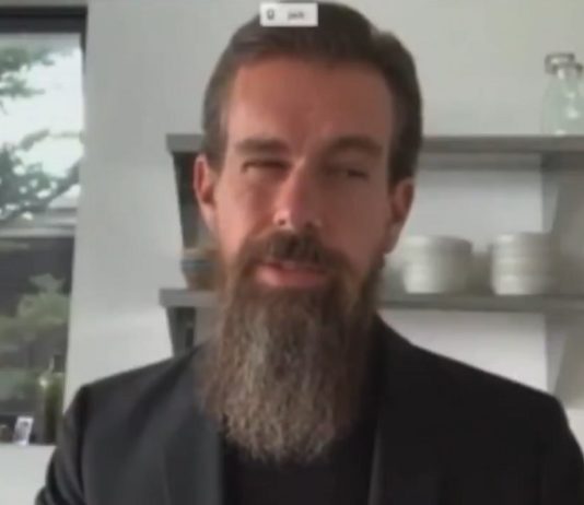 Twitter’s CEO wordt gegrild wegens de censuur van het platform en het vooringenomen labelen