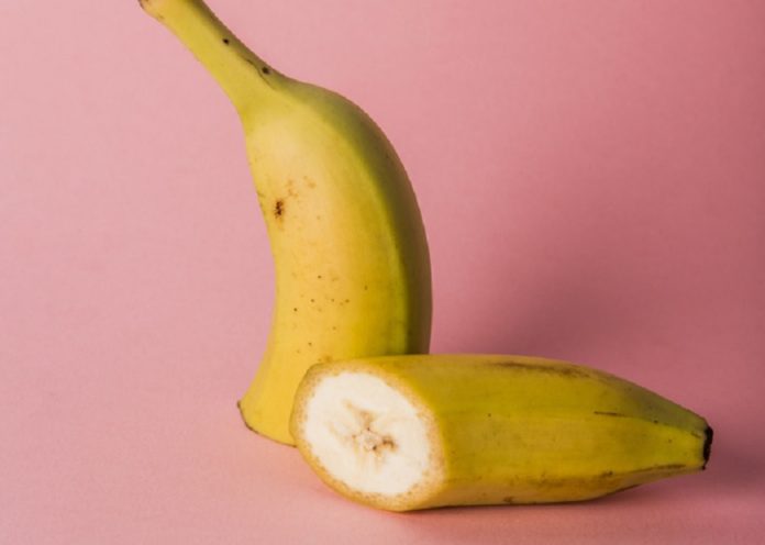 banana-cut-half_23-2147709381 Freepik