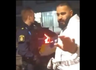 Hier wordt de Zweedse politie voor de camera door moslim tot op het bot vernederd: “Fucking pussy, pislullen… ga daar maar staan, snel!”