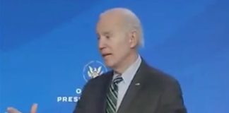 Joe Biden ziet er verdwaald, verward en totaal opgebrand uit tijdens laatste toespraak
