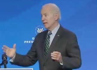 Joe Biden ziet er verdwaald, verward en totaal opgebrand uit tijdens laatste toespraak