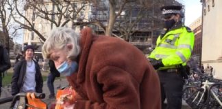 Britse politie beveelt oud besje te stoppen met voeren van duiven krachtens Covid-lockdown regels