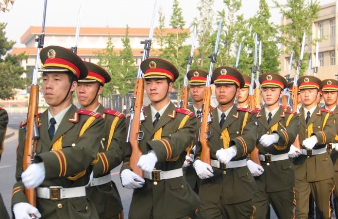 China ontwikkelt helmen voor soldaten