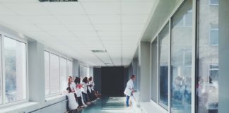 Italiaanse verpleegkundigen weigeren niet-aansprakelijkheid disclaimer van Pfizer te ondertekenen