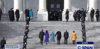 Oordopje Biden: Heel Amerika lacht om deze pijnlijke flater