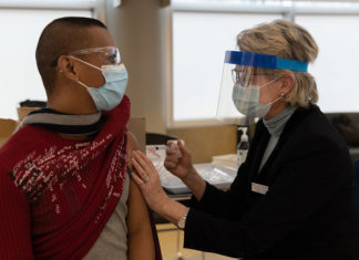 Een derde van de sterfgevallen gemeld aan CDC na Covid-vaccins vond plaats binnen 48 uur na vaccinatie