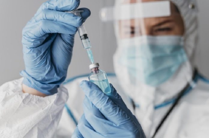 Dokter corona vacin 23-2148847188 Freepik