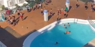 Illegale migranten vieren feest in het hotelzwembad op Gran Canaria alsof ze op vakantie zijn