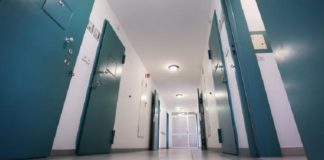 In Duitsland’s maximaal beveiligde Coronagevangenis voor quarantaineovertreders