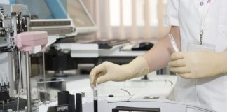 Tsjechische moleculaire biologe: Coronapandemie kunstmatig in leven gehouden door in laboratorium gecreëerde virussen