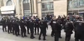 Tot zover de “gewelddadige Corona-demonstratie”: Oostenrijkse politieagenten zetten helmen af en oogstten applaus