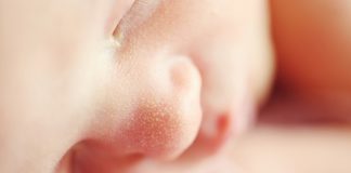 Psychisch Coronageweld tegen gezinnen: geen bezoek na de geboorte