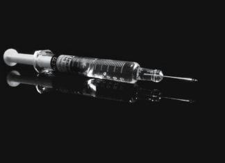 Als het op vaccins aankomt, doet “aan” versus “met” er opeens weer toe