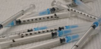 Vaccinatie tegen COVID kan verplicht worden voor elke buitenlandse vakantie, zeggen wetenschappers