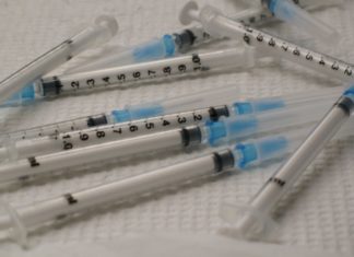 Vaccinatie tegen COVID kan verplicht worden voor elke buitenlandse vakantie, zeggen wetenschappers