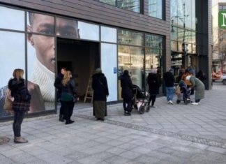 Het “nieuwe normaal”: in de kou in de rij staan om 45 minuten te “mogen” winkelen