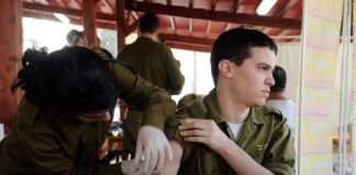 De CEO van Pfizer noemt Israël een groot vaccinatielaboratorium