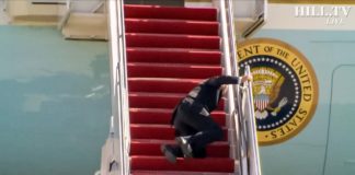 Sleepy Joe struikelt meerdere keren op de trap van Air Force One – en eindigt op zijn knieën