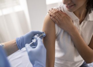 Amerikanen die tegen COVID zijn gevaccineerd, zullen de komende twee jaar door Google en Oracle worden gevolgd en geobserveerd