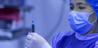 Chirurg waarschuwt dat het vaccineren van mensen die besmet zijn met COVID ‘vermijdbare schade’ kan veroorzaken