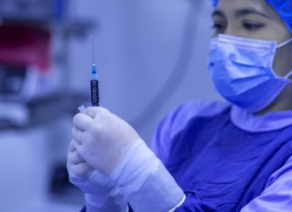 Chirurg waarschuwt dat het vaccineren van mensen die besmet zijn met COVID ‘vermijdbare schade’ kan veroorzaken