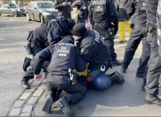 Boksers in uniform – hoe de Duitse politie vreedzame Corona-demonstranten betogers sloeg