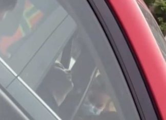 Schokkende beelden: man krijgt toeval in auto tijdens Covid-19 injectie op drive-thru vaccinatielocatie Frontnieuws - Schokkende beelden: man krijgt toeval in auto tijdens Covid-19 injectie op drive-thru vaccinatielocatie
