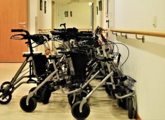 Drie Zweedse oudjes na dubbele vaccinatie overleden – aan Corona