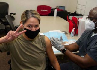 Na ontvangst van het vaccin onderzoekt het Pentagon 14 gevallen van hartontsteking en in het Spaanse leger sterft een korporaal na de injectie