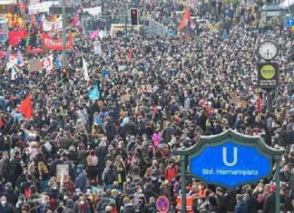 Massale mars van links te midden van pandemie geen probleem voor Duitse Coronapolitie en politici