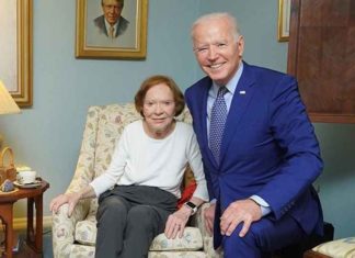 Social media gaat uit zijn dak over bizarre foto van Joe en Jill Biden poserend met Jimmy en Rosalynn Carter