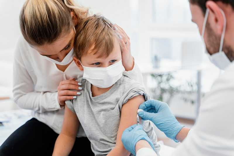 close-up-kid-getting-vaccine kind vaccin Freepik