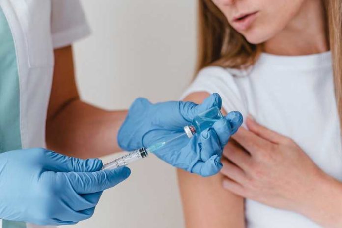 doctor-with-gloves-preparing-vaccine-woman vaccin Freepik - light