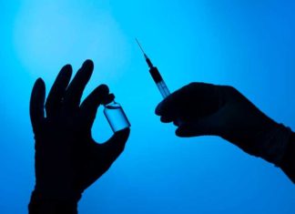 Arts op staande voet ontslagen na kritiek op Covid-19 vaccinaties: “Ophouden met het inenten van die vuiligheid”
