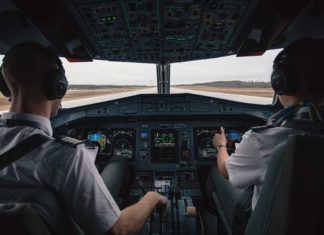 Duizenden vluchten geannuleerd omdat gevaccineerde piloten ziek worden of sterven