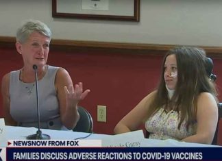 Moeder huilt tijdens persconferentie om hulp voor dochter met vaccinatieschade