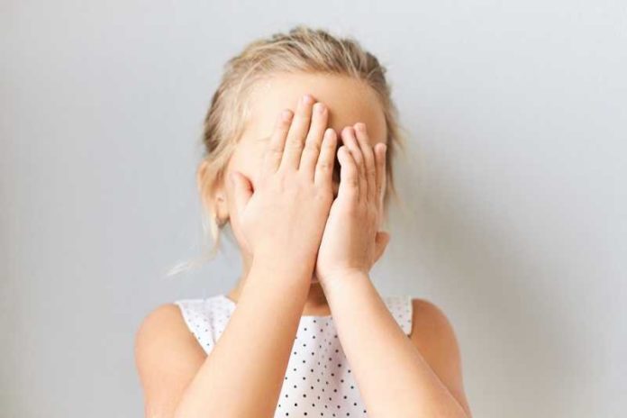 shy-timid-little-girl-covering-face-feeling-scared-embarrassed-female-kid-posing-isolated-with-hands-her-eyes-crying-feeling-ashamed-because-mother-telling-her-off-baby-playing-hide-seek vaccin