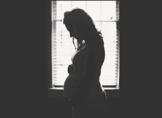 “Extreem gevaarlijk signaal”: Uitgelekte ziekenhuis e-mail meldt toename doodgeborenen, COVID-19 vaccin verdacht