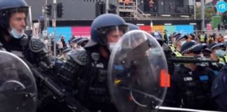 Australiërs vechten terug – pepperspray, pistolen en rubberen kogels gebruikt door de politie; dit gaat niet over gezondheid, het gaat over controle