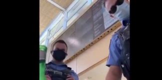 Australische man gearresteerd en vliegverbod opgelegd omdat hij geen mondkapje droeg, ondanks dat de politie illegaal zijn dokter belde om zijn vrijstelling te bewijzen