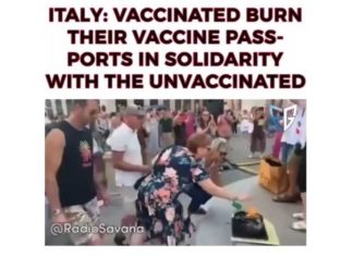 Gevaccineerde Italianen verbranden hun Covid-19 vaccinpaspoort uit solidariteit met de ongevaccineerden