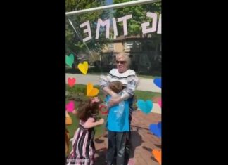 Hartverscheurend – Kleinkinderen gedwongen oma te omhelzen door opgetrokken stuk “Hug Time” plastic