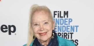 Actrice Sally Kirkland na ontvangst van Moderna vaccin: “In mijn 79 jaar, heb ik nog nooit dit niveau van pijn ervaren”