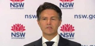 Gevaccineerde Australische minister krijgt aangezichtsverlamming bijwerking tijdens live uitgezonden COVID-19 persconferentie