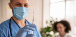 Gevaccineerden veroorzaken ‘ernstige bijwerkingen’ bij ongevaccineerden, waarschuwt grote studie