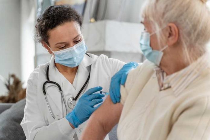 doctor-vaccinating-senior-woman vaccin